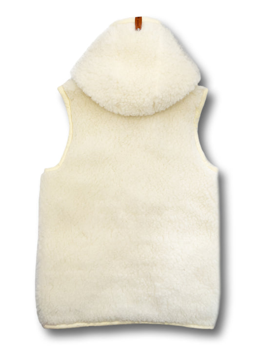 BääBää Fluffi Valkoinen, takaa kuvattuna – luonnollinen lampaanvillainen huppari, joka tarjoaa mukavuutta ja tyyliä. Hengittävä, lämmin ja mukava päällä.