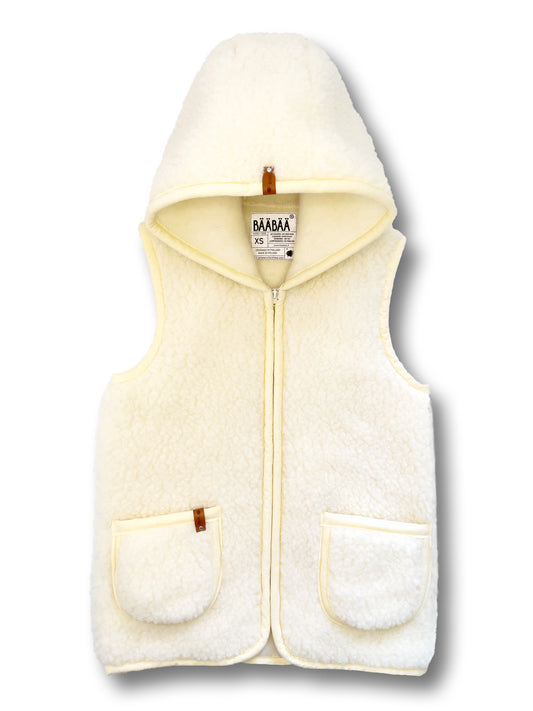 BääBää Fluffi Valkoinen– luonnollinen lampaanvillainen huppari, joka tarjoaa mukavuutta ja tyyliä. Hengittävä, lämmin ja mukava päällä.