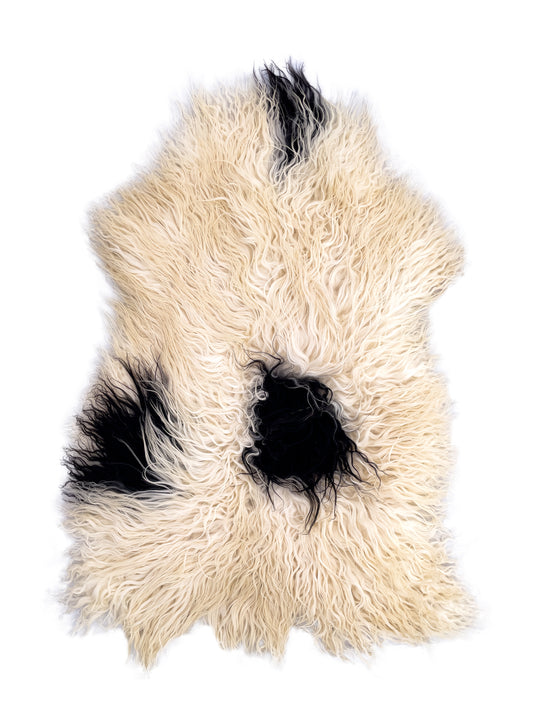 Kiharavillainen aito islanninlampaantalja, luonnollinen valkoinen mustilla merkeillä. BääBää-lampaantalja – lämmin ja luonnollinen sisustusidea sohvalle, tuolille tai lattialle. Uniikit taljat, lahjaideat ja sisustustuotteet BääBää-verkkokaupasta.