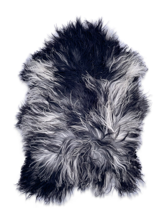 Aito monivärinen musta-valkoinen Islantilainen lampaantalja. BääBää-lampaantalja – lämmin ja luonnollinen sisustusidea sohvalle, tuolille tai lattialle. Uniikit taljat ja sisustustuotteet BääBää-verkkokaupasta.