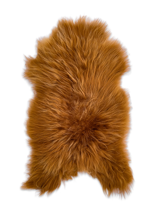 Lämpimän ruskea aito islanninlampaantalja. BääBää-lampaantalja – lämmin ja luonnollinen sisustusidea sohvalle, tuolille tai lattialle. Uniikit taljat, lahjaideat ja sisustustuotteet BääBää-verkkokaupasta.