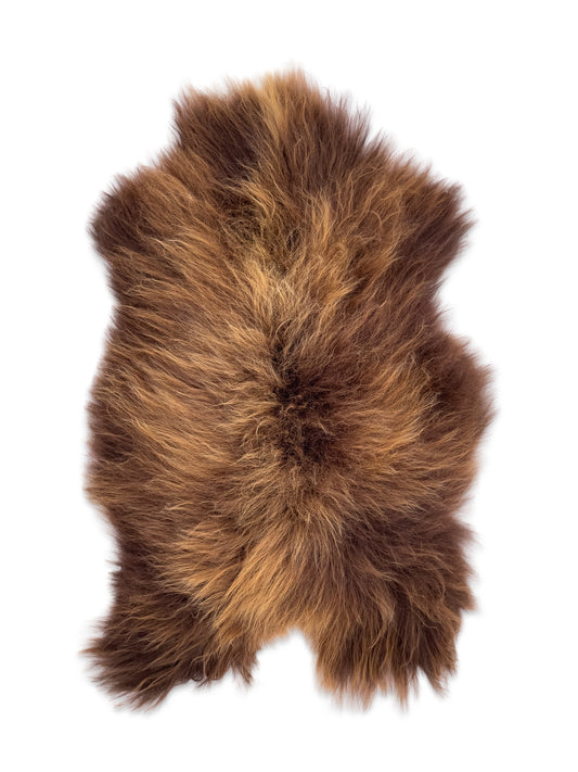 Aito ruskea islanninlampaantalja BääBää-lampaantalja – lämmin ja luonnollinen sisustusidea sohvalle, tuolille tai lattialle. Uniikit taljat ja sisustustuotteet BääBää-verkkokaupasta.