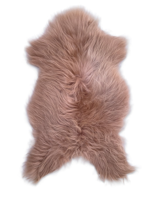 Aito vaalean ruskea islanninlampaantalja BääBää-lampaantalja – lämmin ja luonnollinen sisustusidea sohvalle, tuolille tai lattialle. Uniikit taljat ja sisustustuotteet BääBää-verkkokaupasta.