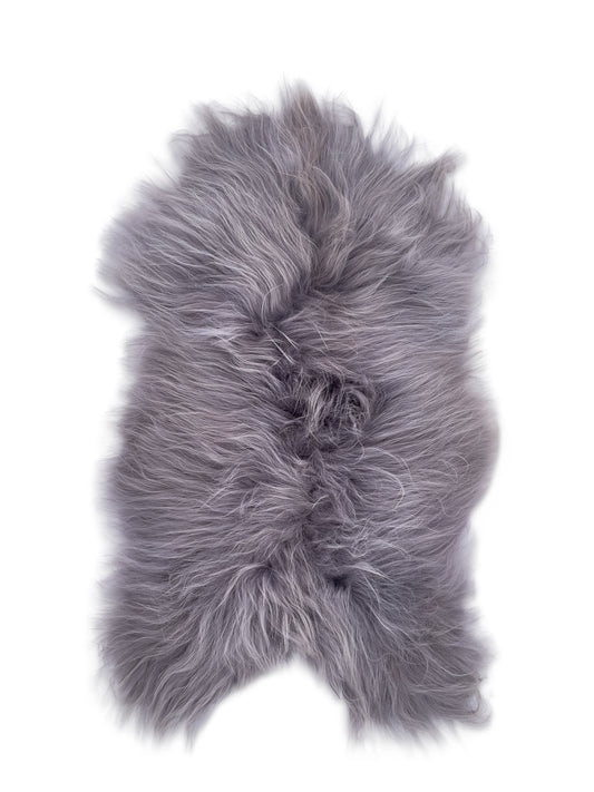 Aito vaalean harmaa islanninlampaantalja. BääBää-lampaantalja – lämmin ja luonnollinen sisustusidea sohvalle, tuolille tai lattialle. Uniikit taljat, lahjaideat ja sisustustuotteet BääBää-verkkokaupasta.