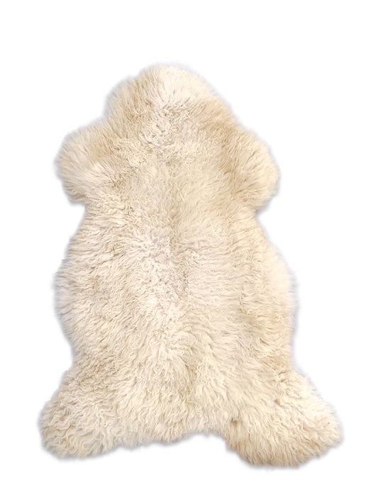 Sisusta kotisi aidolla kiharakarvaisella lampaantaljalla, jossa on luonnollinen valkoinen väritys. Löydät yksilölliset taljat ja sisustustuotteet BääBää verkkokaupasta.