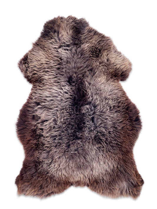 Sisusta kotisi aidolla puolipitkä-karvaisella lampaantaljalla, jossa on luonnollinen harmaan ruskea väritys. Löydät yksilölliset taljat ja sisustustuotteet BääBää verkkokaupasta.