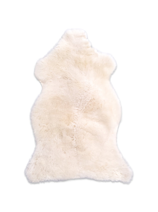 Sisusta kotisi aidolla lyhytkarvaisella lampaantaljalla, jossa on luonnollinen valkoinen väritys. Löydät yksilölliset taljat ja sisustustuotteet BääBää verkkokaupasta.