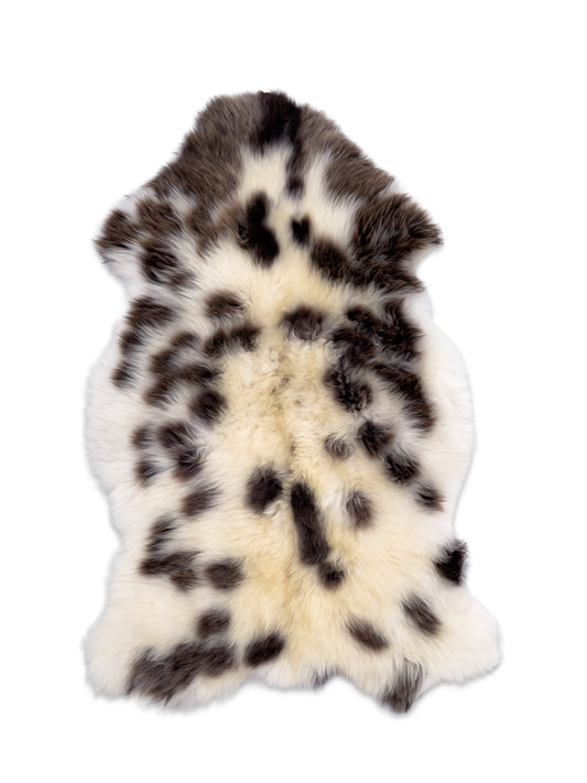 Sisusta kotisi aidolla puolipitkä-karvaisella lampaantaljalla, jossa on luonnollinen valko-ruskea väritys – Löydät yksilölliset taljat ja sisustustuotteet BääBää verkkokaupasta.