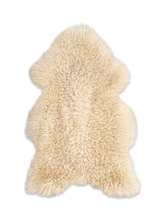 Sisusta kotisi aidolla kiharakarvaisella lampaantaljalla – löydät yksilölliset vaihtoehdot BääBää verkkokaupasta.