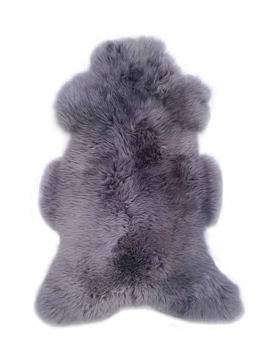 Sisusta kotisi aidolla puolipitkäkarvaisella harmaalla lampaantaljalla – löydät yksilölliset  sisustustuotteet BääBää verkkokaupasta.