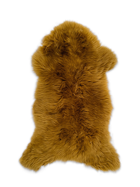 Sisusta kotisi aidolla puolipitkäkarvaisella lämpimän ruskealla lampaantaljalla – löydät yksilölliset taljat ja sisustustuotteet BääBää verkkokaupasta.