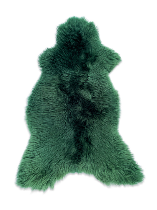 Sisusta kotisi aidolla puolipitkäkarvaisella tummanvihreällä lampaantaljalla – löydät yksilölliset taljat ja sisustustuotteet BääBää verkkokaupasta.