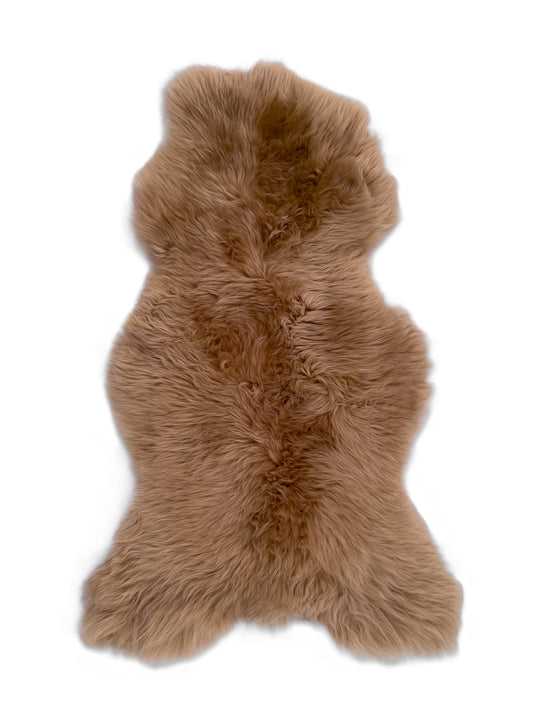 Sisusta kotisi aidolla puolipitkäkarvaisella vaalean ruskealla lampaantaljalla – löydät yksilölliset  sisustustuotteet BääBää verkkokaupasta.