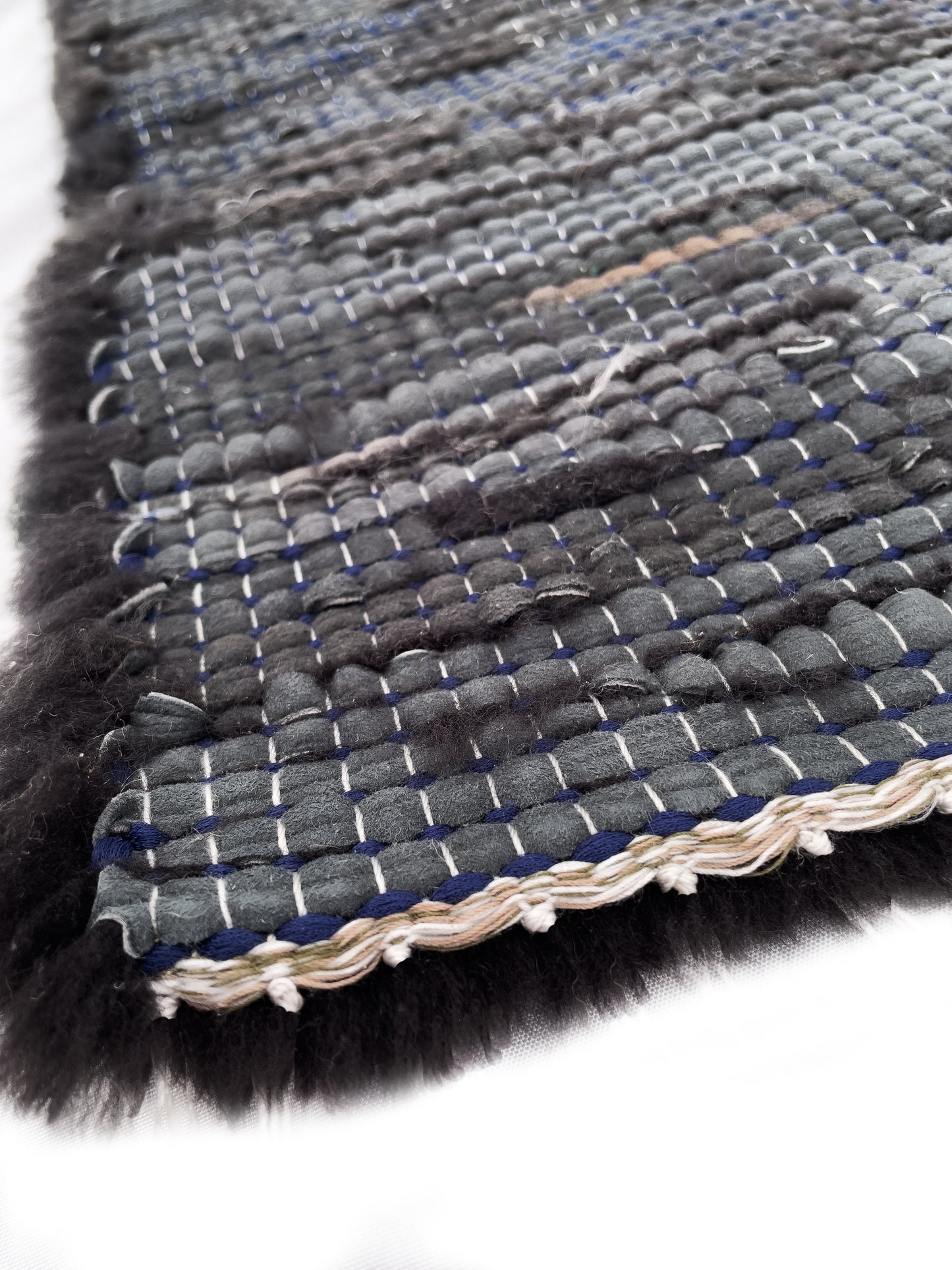 BääBää villamatto aidosta lampaanvillasta ja nahasta – kestävä ja näyttävä valinta kotiin. Saatavana valkoisena ja harmaana. Luonnollisen ylelliseen kodinsisustamiseen. Saatavilla BääBää-verkkokaupasta.