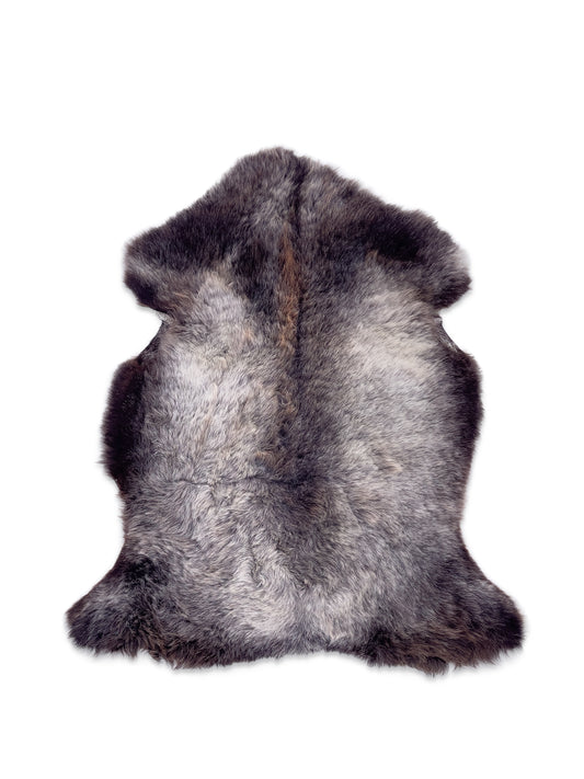 Sisusta kotisi aidolla lyhytkarvaisella lampaantaljalla, jossa on luonnollinen harmaan ruskea väritys. Löydät yksilölliset taljat ja sisustustuotteet BääBää verkkokaupasta.