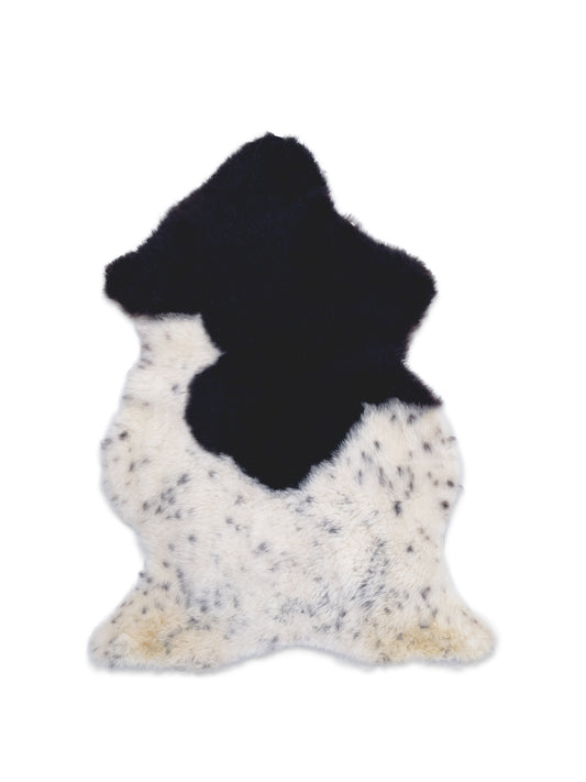 Sisusta kotisi aidolla lyhytkarvaisella lampaantaljalla, jossa on luonnollinen valko-musta väritys – läiskiä ja pilkkuja. Löydät yksilölliset taljat ja sisustustuotteet BääBää verkkokaupasta.