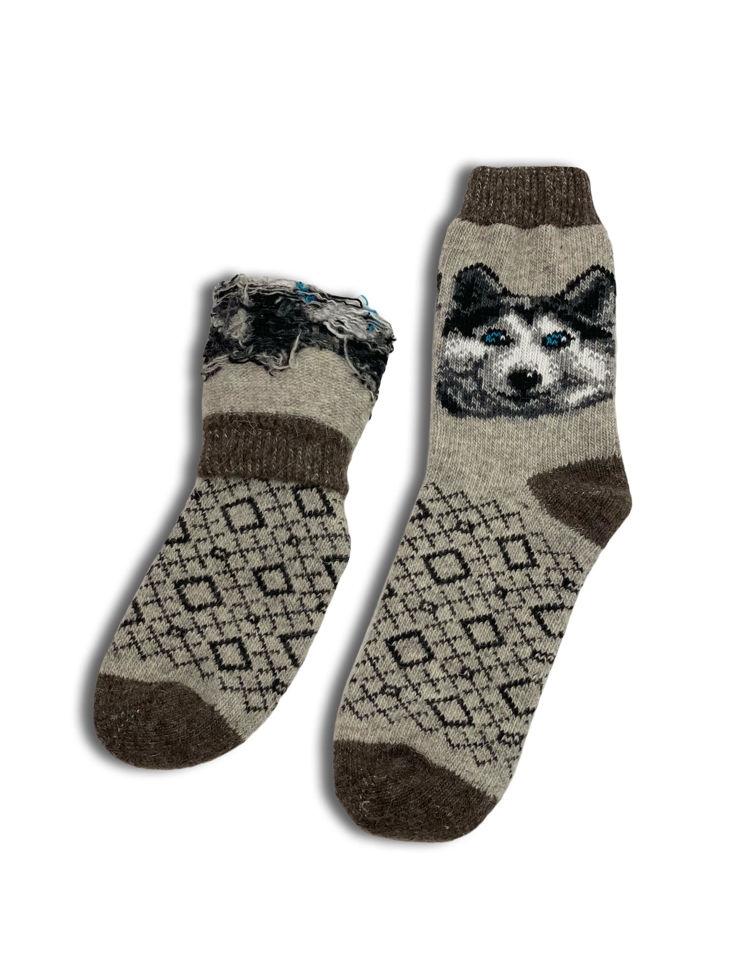 BääBää sheep wool socks with fascinating patterns and a wolf image. A warm gift for a friend.