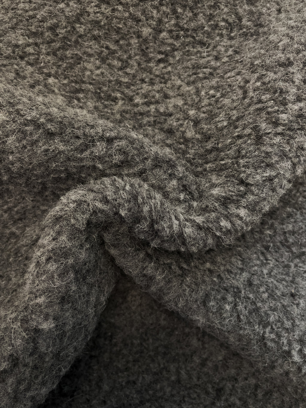BääBää Fluffi Harmaa, lähikuva materiaalista– luonnollinen lampaanvillainen huppari, joka tarjoaa mukavuutta ja tyyliä. Paremman pukeutumisen puolesta.