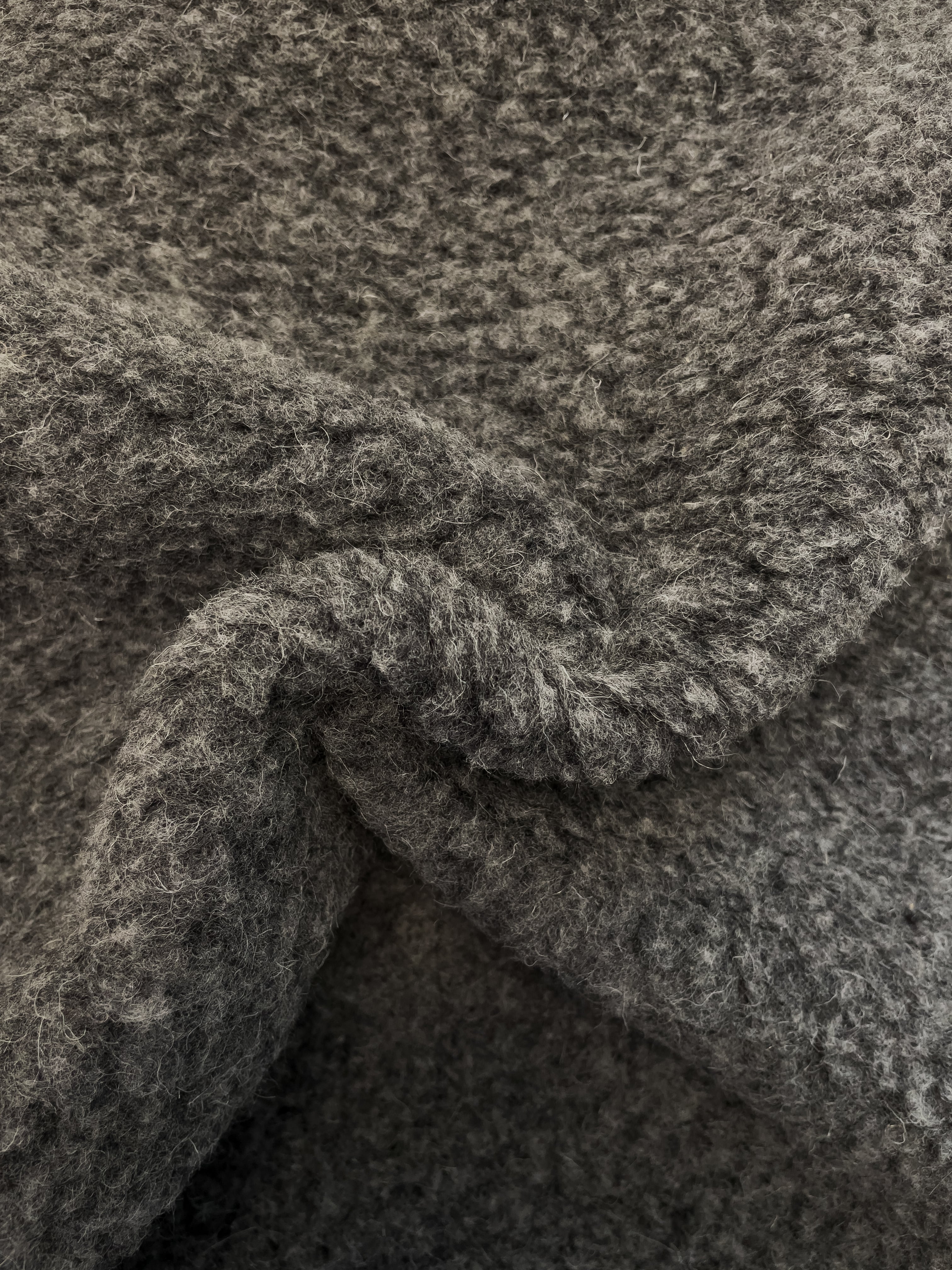 BääBää Fluffi Harmaa, lähikuva materiaalista– luonnollinen lampaanvillainen huppari, joka tarjoaa mukavuutta ja tyyliä. Paremman pukeutumisen puolesta.