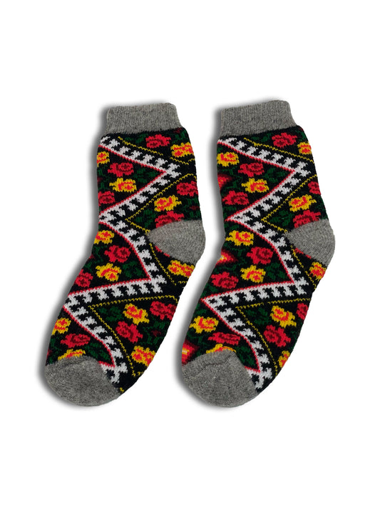 Lämpimät BääBää Villasukat kiehtovilla Ukrainalaisilla perinnekuvioilla. Valmistettu lampaanvillasta. BääBää Villasukat on lyömätön ja käytännöllinen lahja idea!