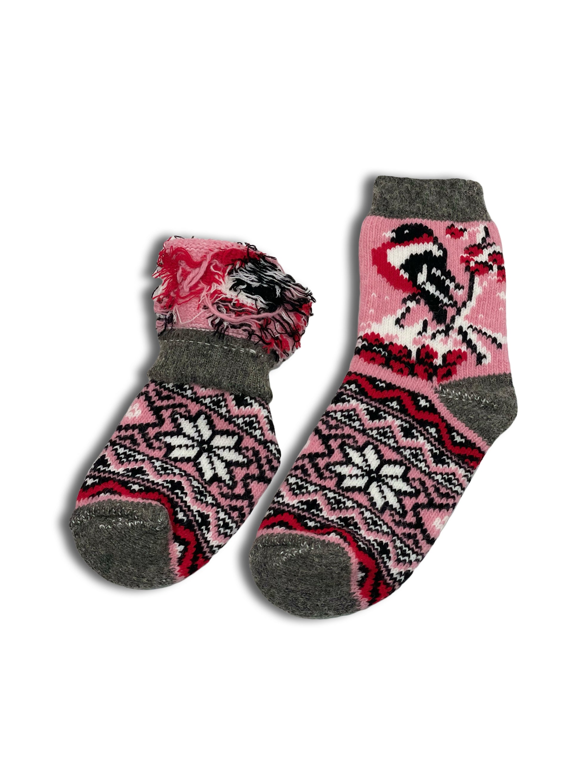The red contrasts, beautiful patterns and bullfinch of these BääBää Wool Socks will warm your feet and mind all year round. Made from soft sheep wool.