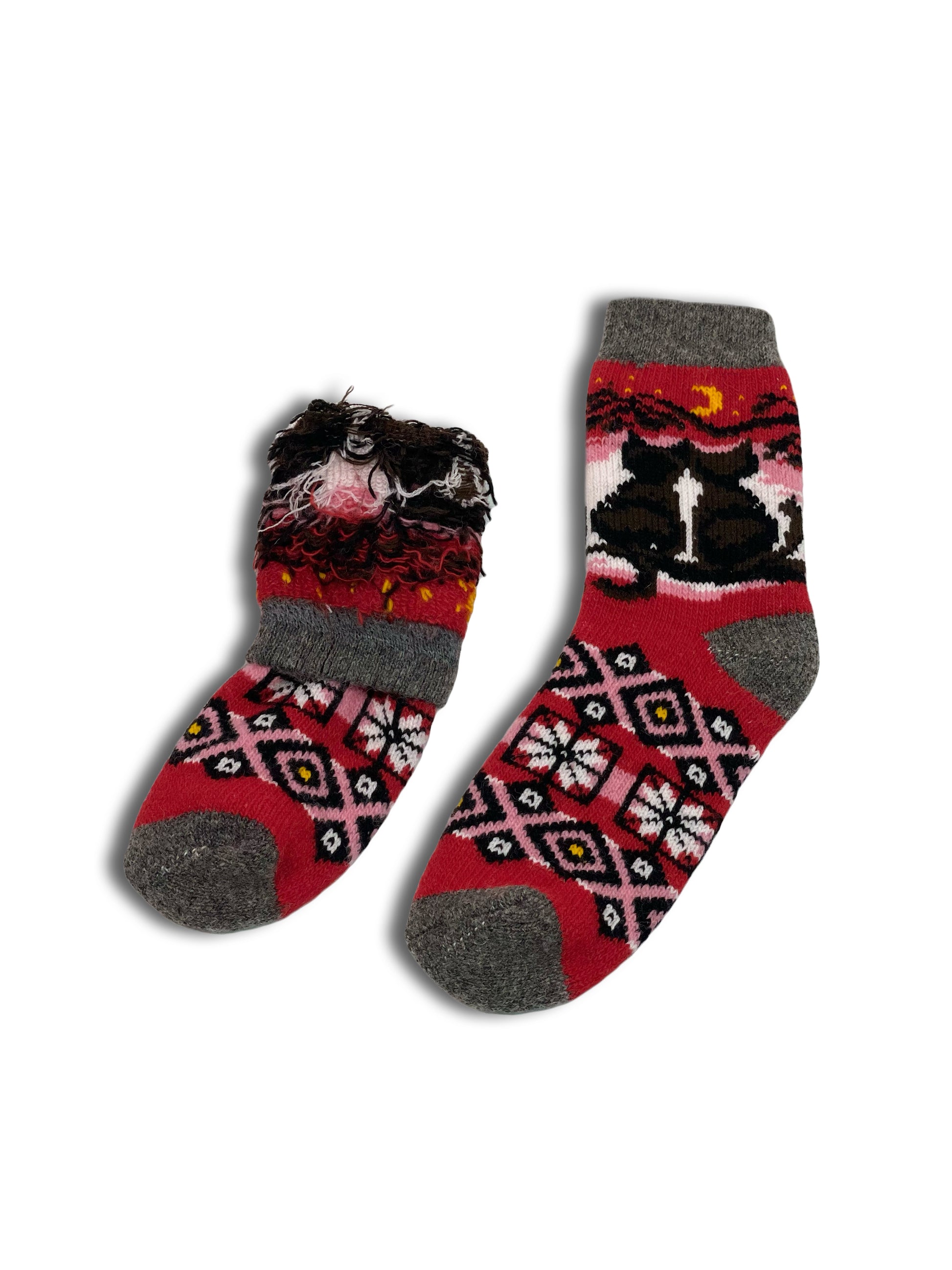 BääBää sheep wool socks with a cat theme that exudes a romantic spirit. Beautiful pattern and red color. Perfect gift for a cat lover.